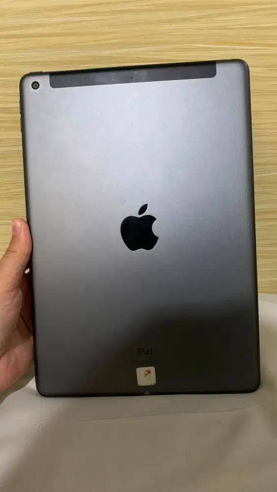 [FOR SALE] iPad Gen 8 128GB (Wi-Fi + Cellular)