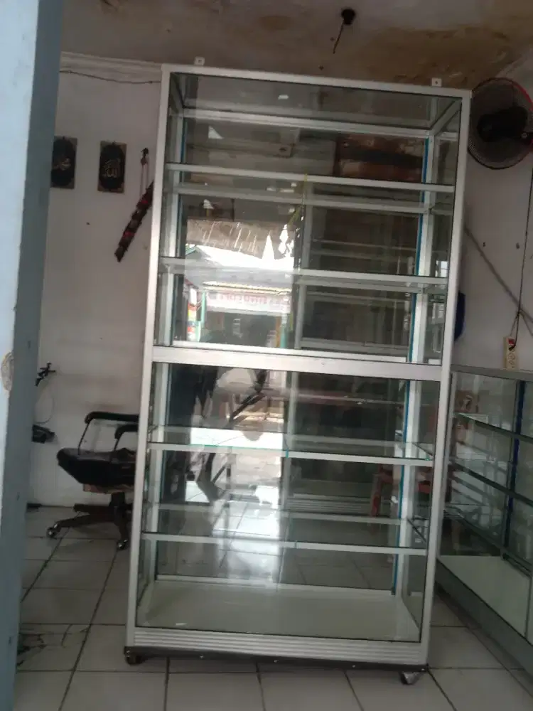 Kaca etalase second