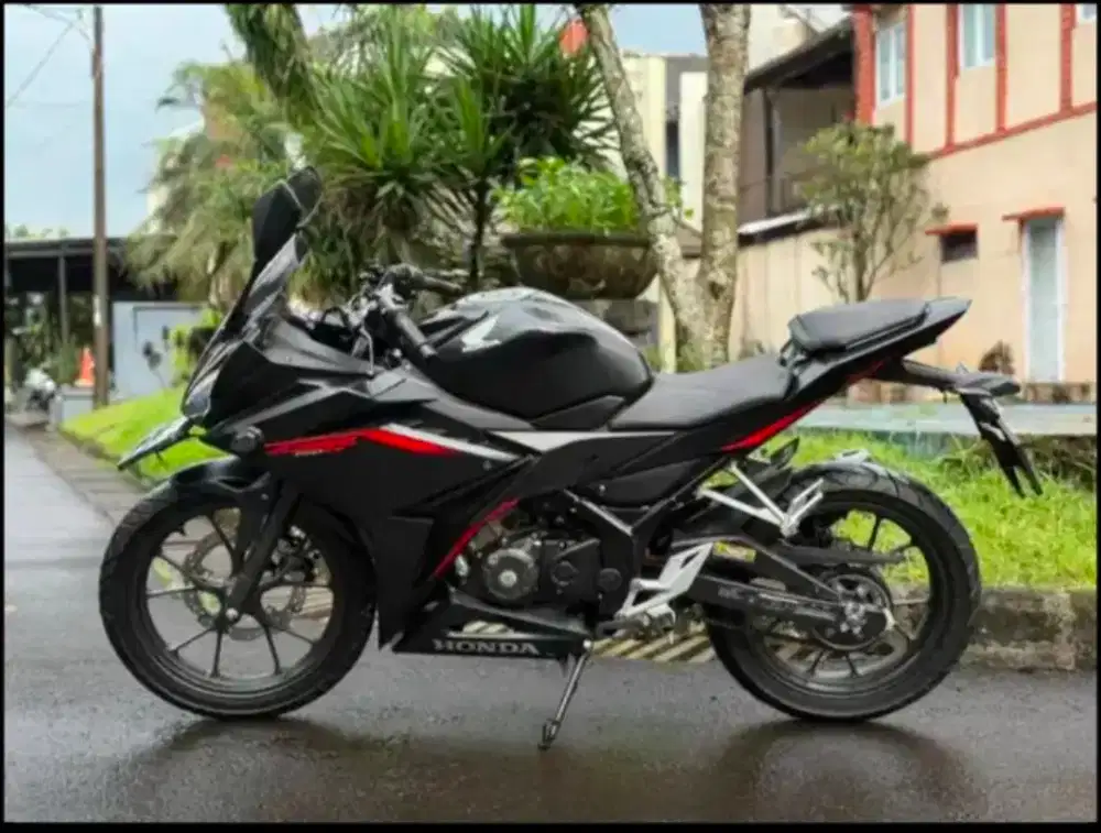 Honda CBR 150R TAHUN 2020 hitam