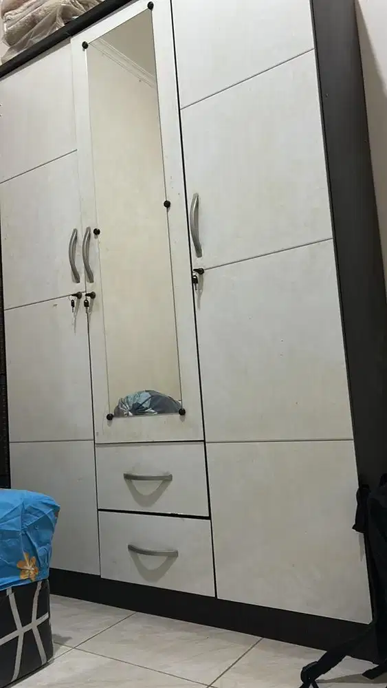 Jual cepat lemari 3 pintu dan sofa bed