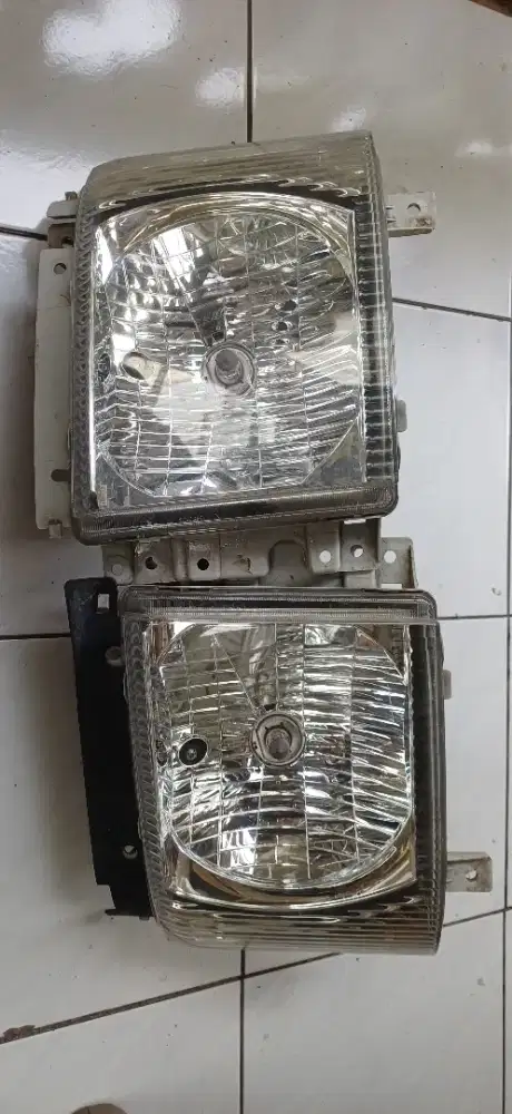 Lampu depan isuzu NMR71