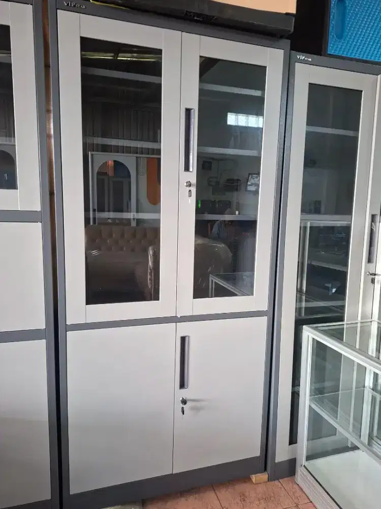 Lemari arsip 2 pintu kaca plat merk vip star