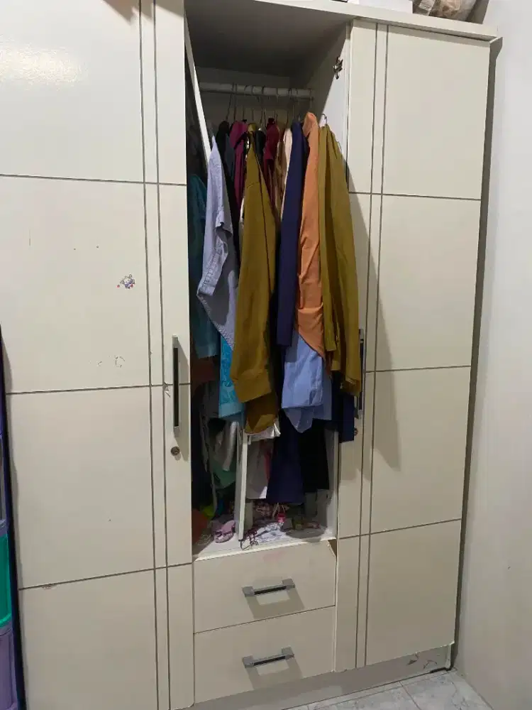 MEJA TV dan LEMARI PAKAIAN