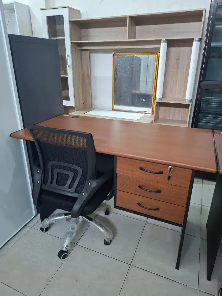 Meja kantor 3 laci dan 2 laci bahan tebal,anti air & anti lumut P.120