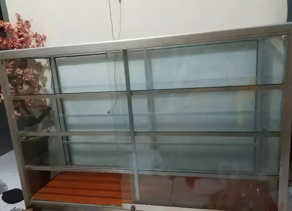 Dijual Lemari geser dan etalase