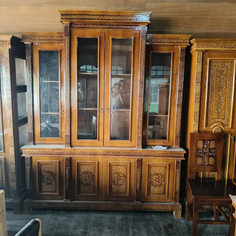 Lemari hias pajangan,ukiran kayu clasic