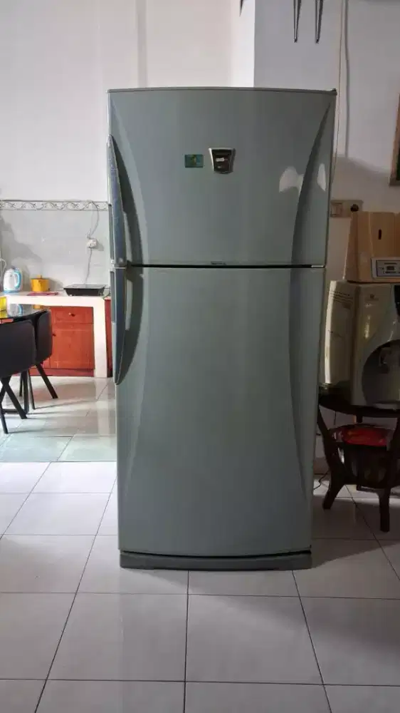 Di jual kulkas jumbo 2 pintu merk sharp