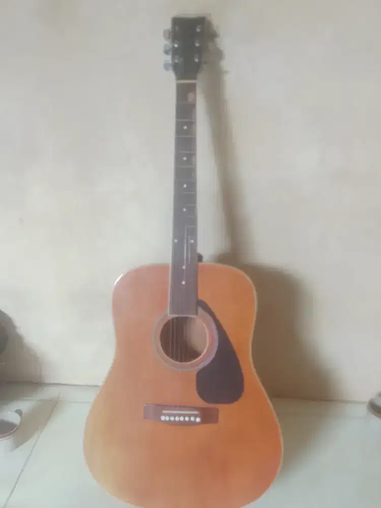 Gitar akustik lokal tanpa merk