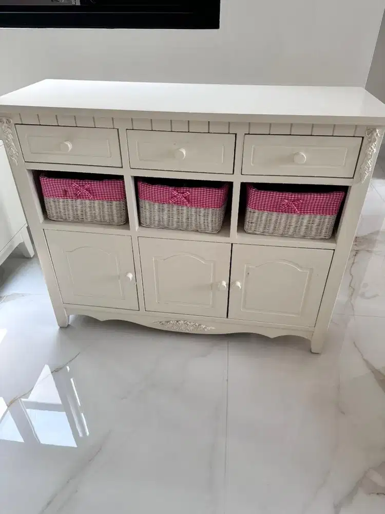 Lemari rak shabby chic klasik buat kamar anak