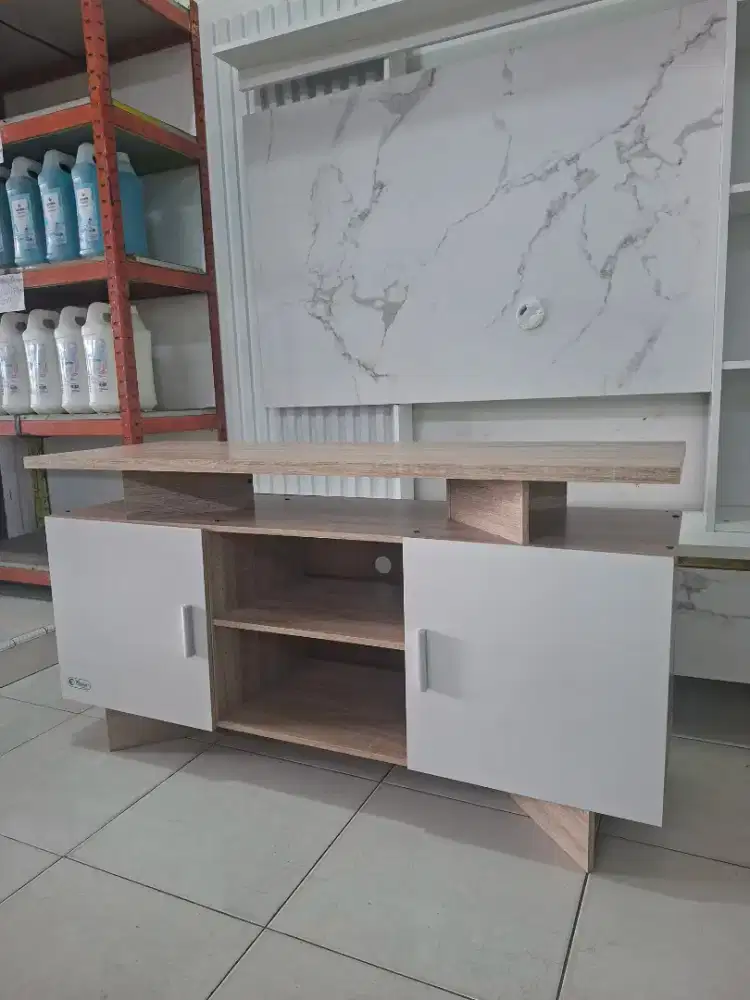 Meja tv minimalis BF 0551 Uk.P.120cm