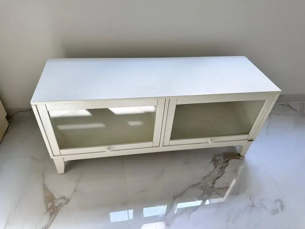 Rak TV kaca serbaguna Livien