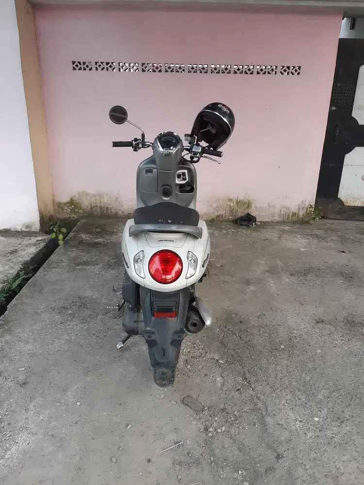 SCOOPY PRESTIGE 2021 PUTIH