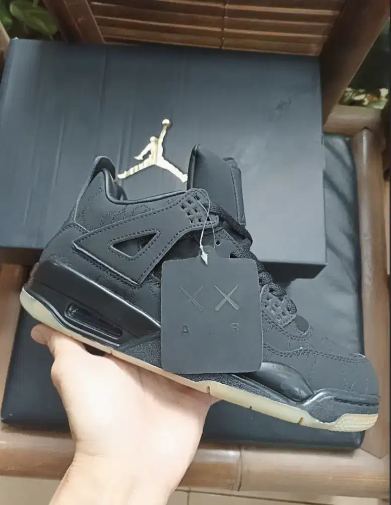 SEPATU NIK3 A1R JORD4N R3TRO 4 K.A.W.S