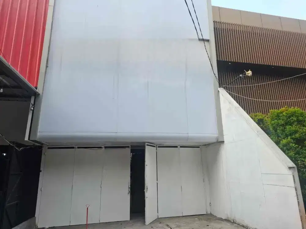 Disewakan  ruko 2,5 lantai siap pakai bagus strategis di pinggir jalan raya di sunter jakarta utara