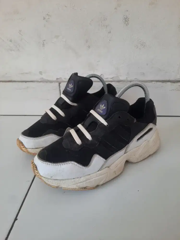 Sepatu sekolah anak