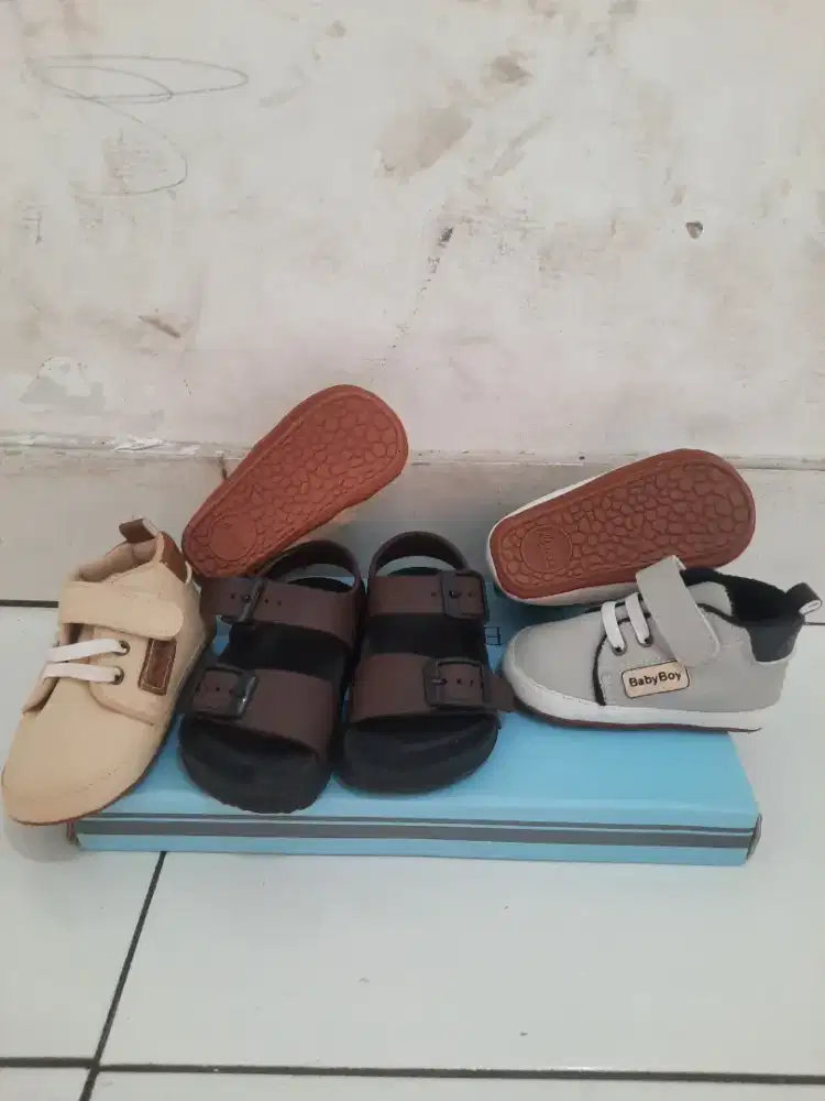 Sepatu sendal bayi