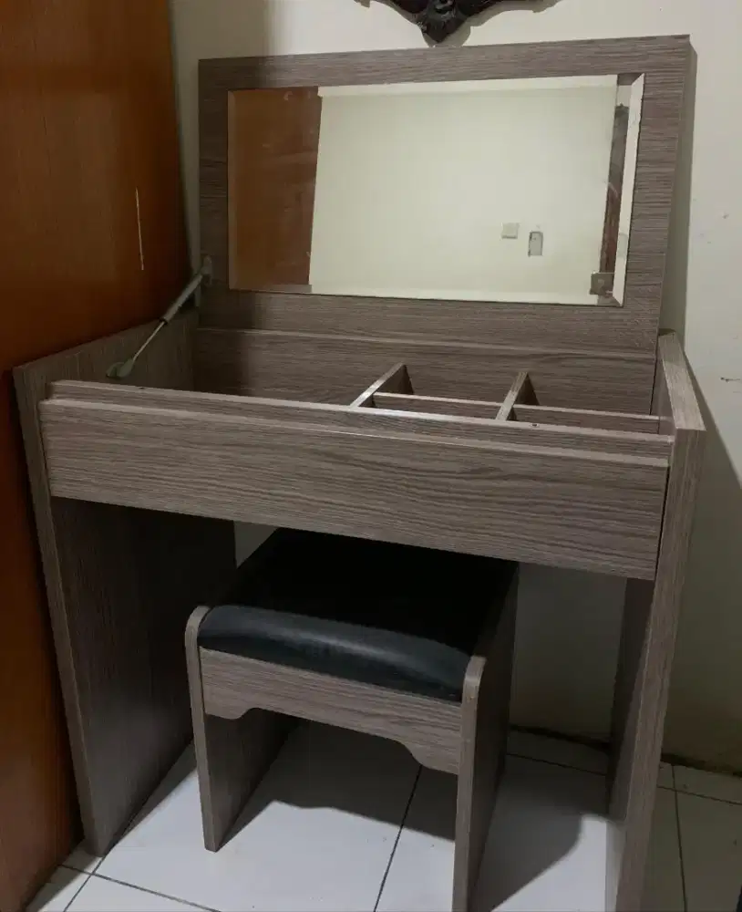 Meja Rias Dan Bufet