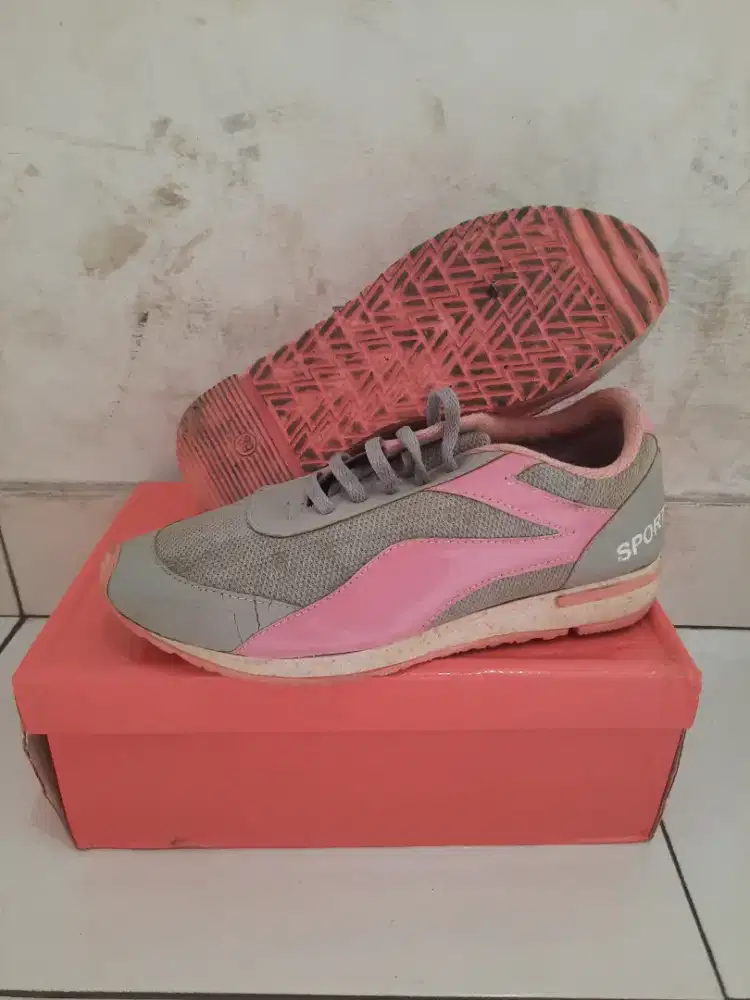 Sepatu olahraga wanita