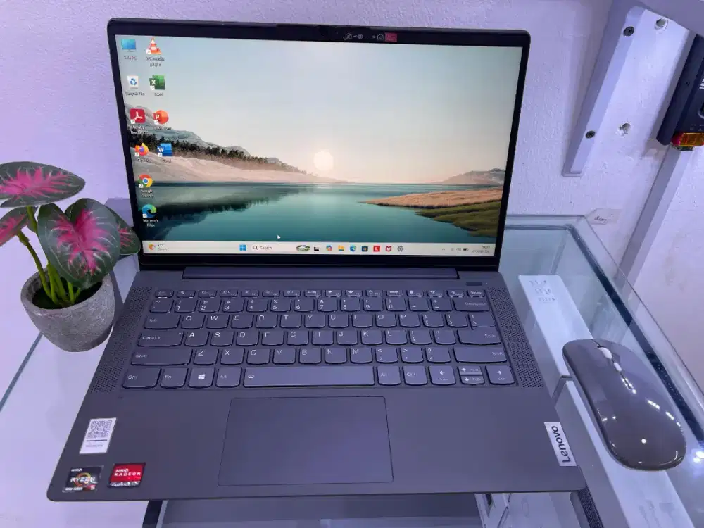 Lenovo Ideapad Slim 5 
Ryzen 5 4500U RAM 8GB/SSD 512GB/ 14 FHD
WIN 11