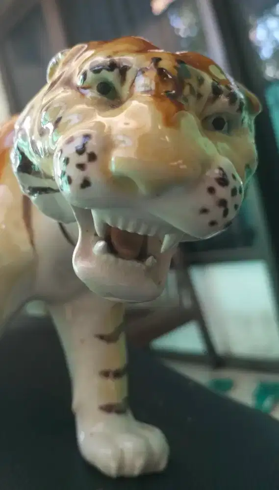 Patung keramik harimau Sumatera
