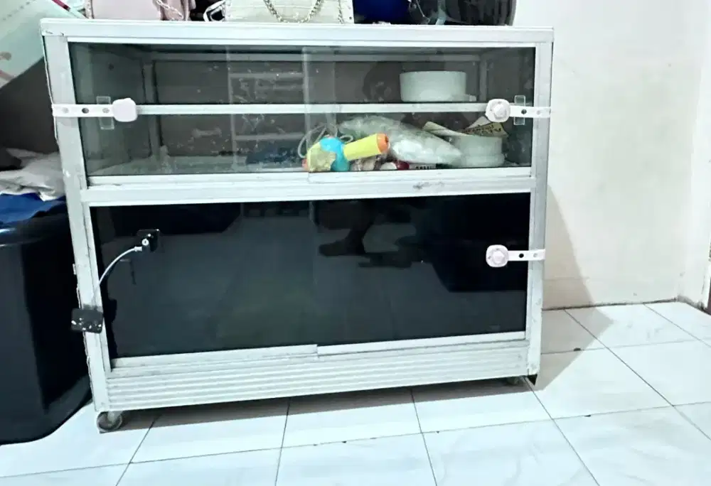 Dijual etalase bekas konter hp