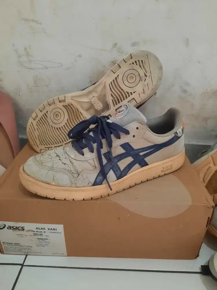 Sepatu asics kulit