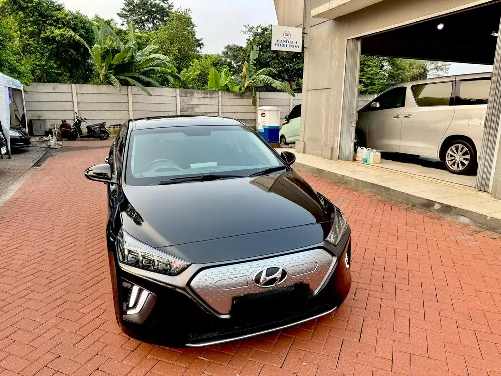 Hyundai Ioniq long range 2021 AT black metallic