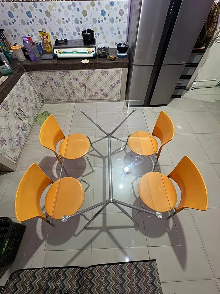 Meja Makan Kaca & Kursi Makan