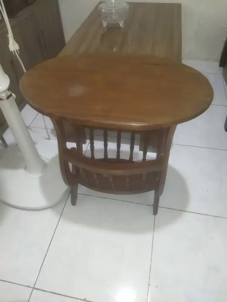 Meja kecil untuk tempat majalah