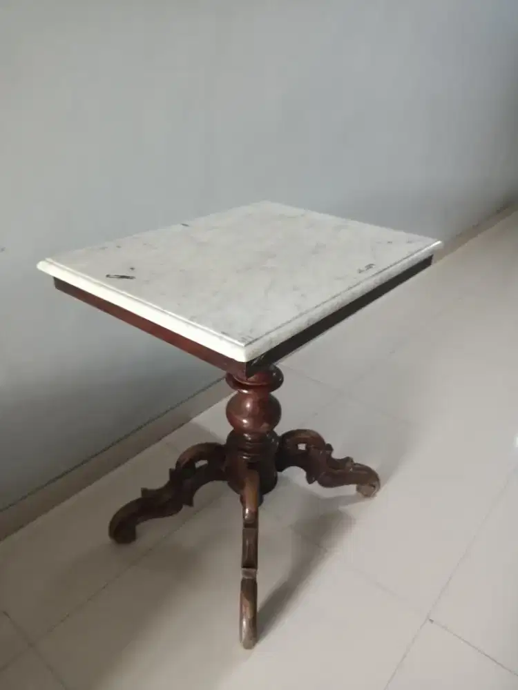 Meja Kuno Marmer Tembus Cahaya