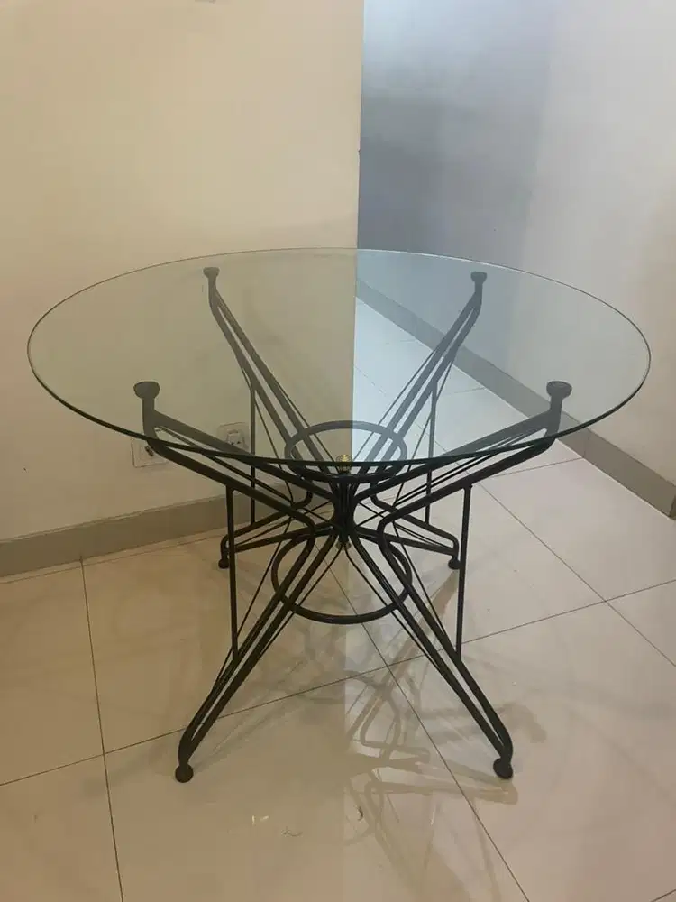 MEJA MAKAN KACA BUNDAR