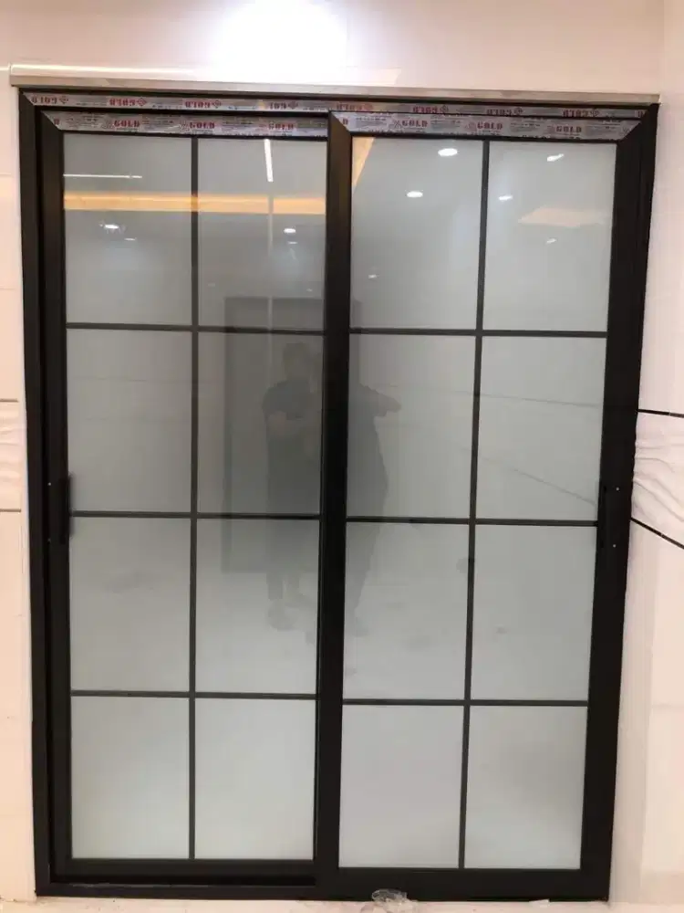 Pintu kaca dan kaca tempered