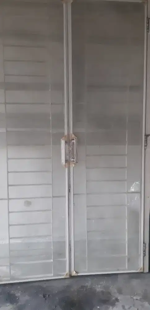 Pintu besi depan rumah dan kasa nyamuk