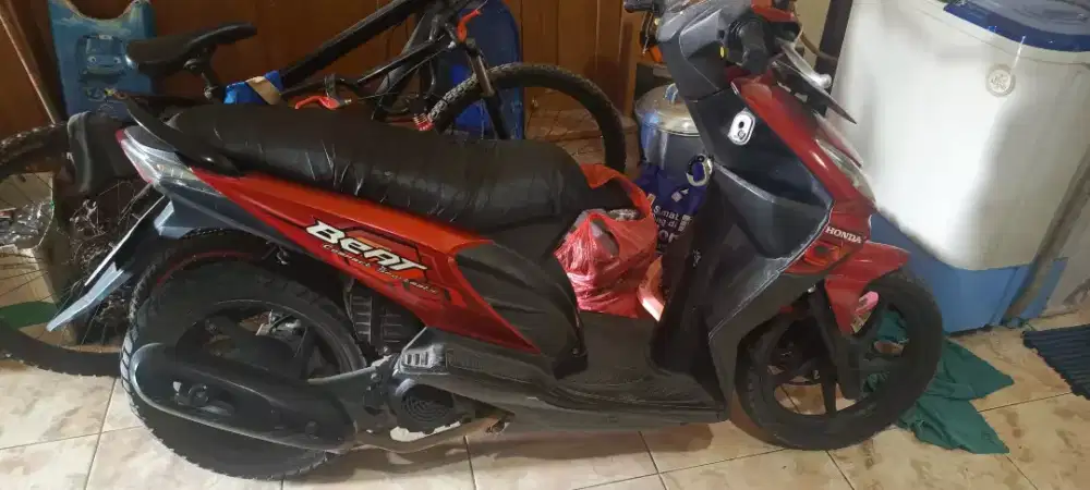 Di jual  eat 2008 warna merah