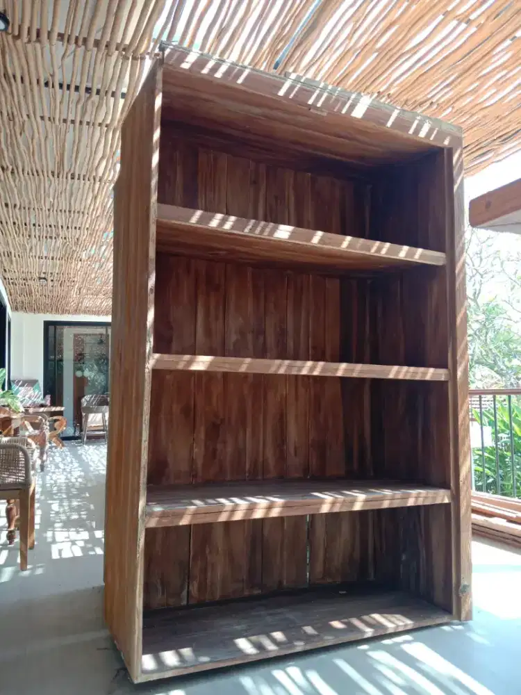 Lemari kayu besar