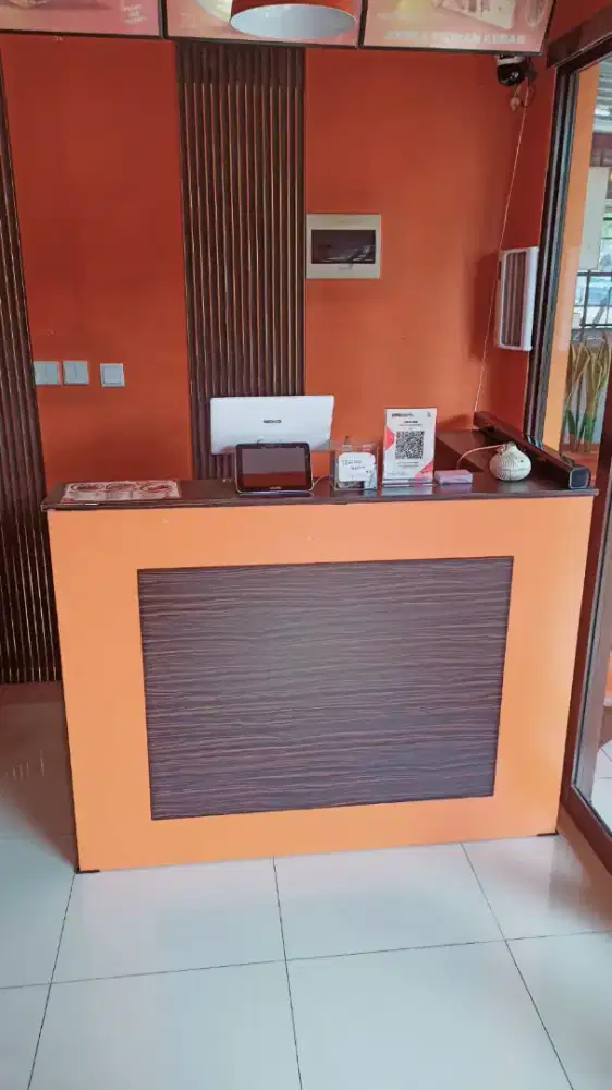 Meja kasir kayu