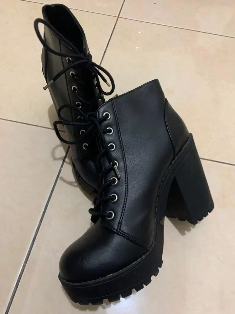 Boots Hitam Merk H&M