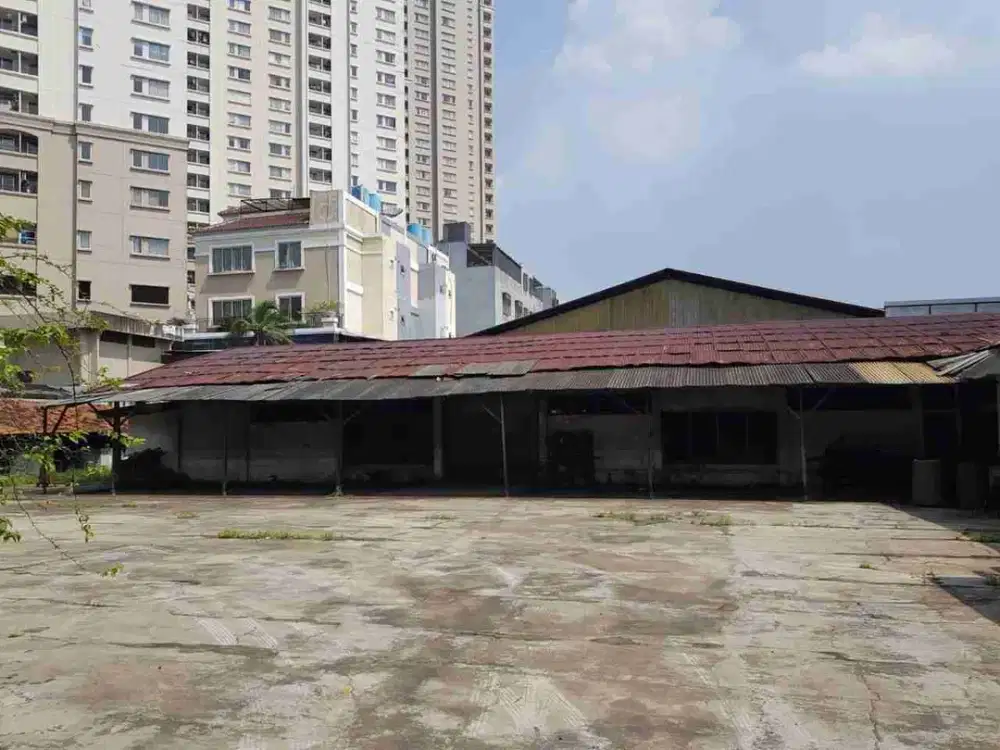 Dijual pabrik di Ancol Barat, lokasi strategis, jalanan luas bisa dilewati Container