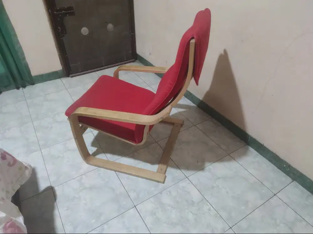 Kursi Santai Model IKEA POÄNG Merah – Rangka Kayu Kokoh