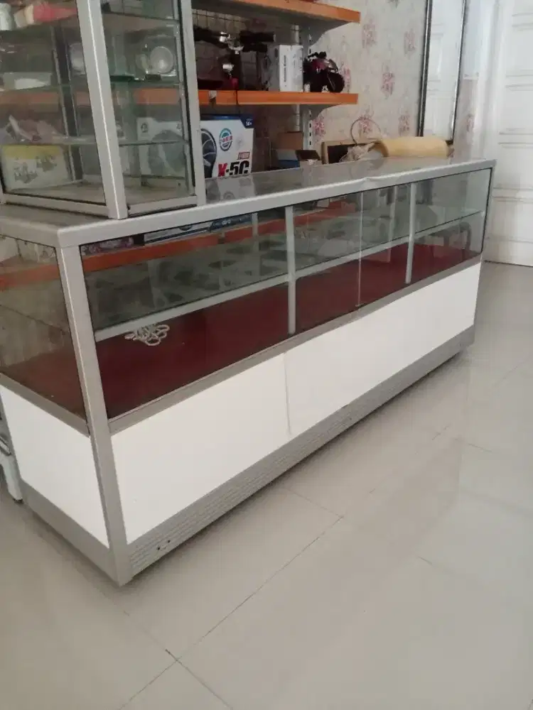 Etalase ukuran 2 m tinggi 90 cm