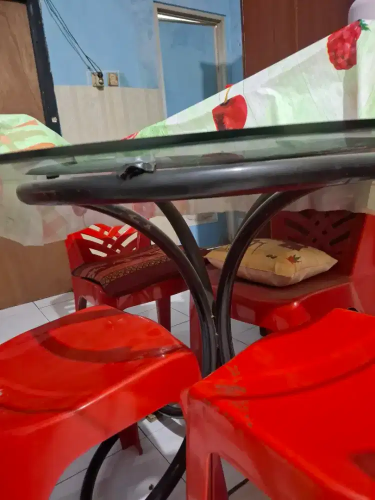 MEJA MAKAN BUNDAR KACA