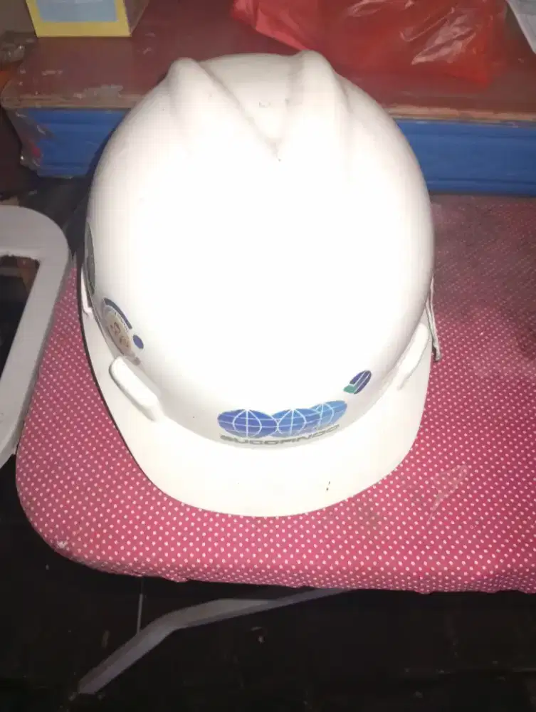 Helm proyek warna putih