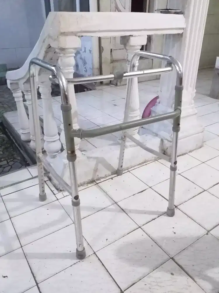 Tongkat kaki 4 untuk manula