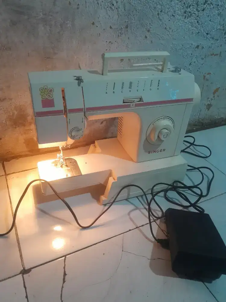 Dijual mesin jahit merk singer kondisi masih hidup .