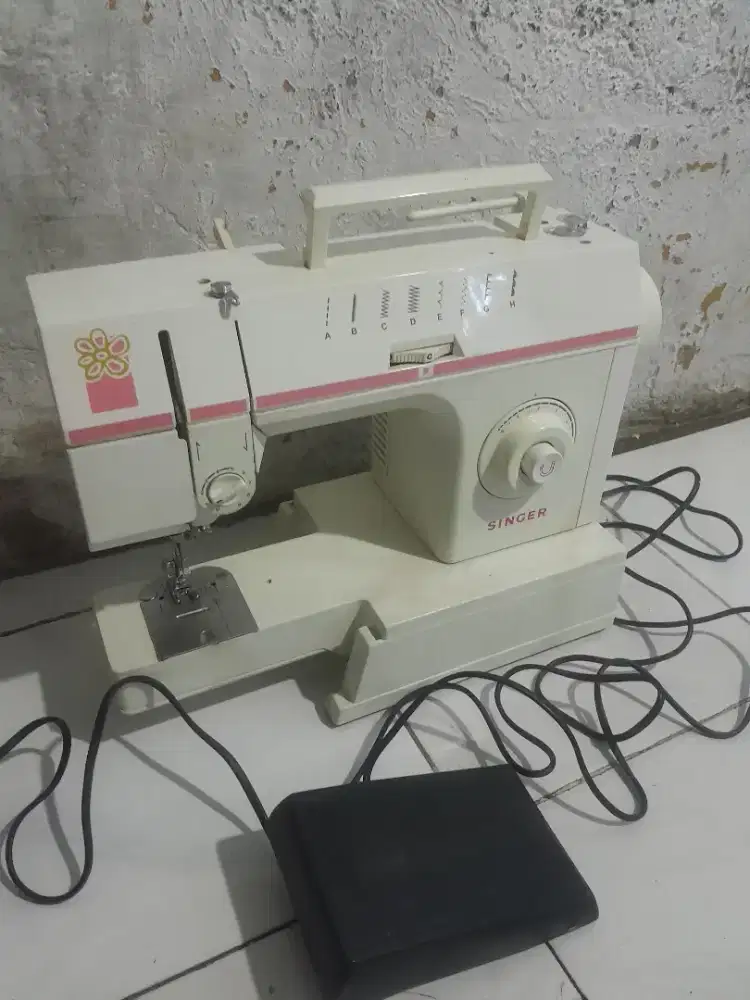 Jual mesin jahit merk singer kondisi masih hidup .