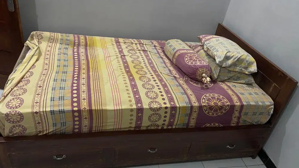 Springbed dan dipan laci