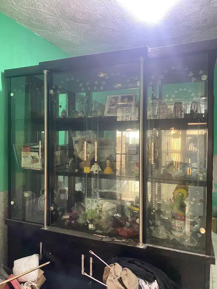 Lemari kaca pajangan