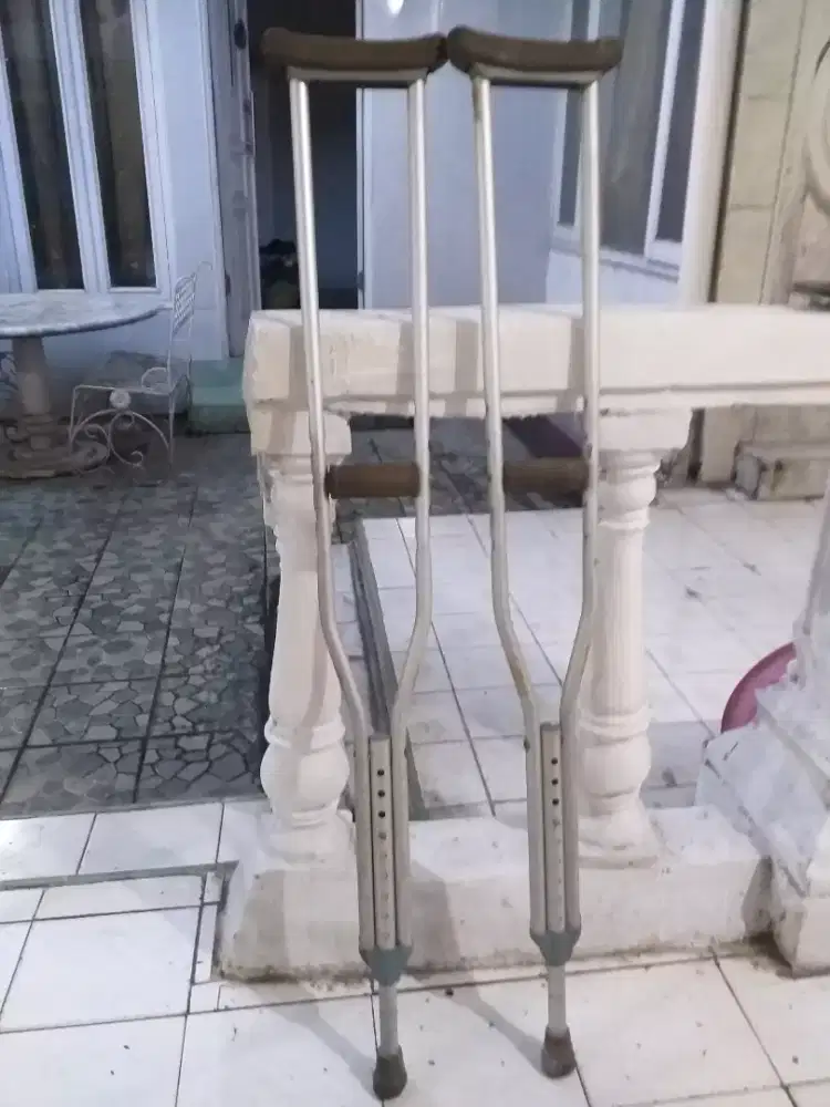 Tongkat kaki tumpuan pada ketek.