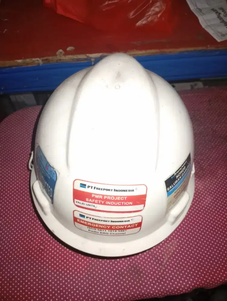 Helm proyek warna putih edition