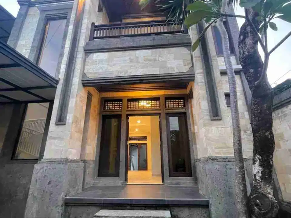 Rumah Besar Modern di Area Renon
